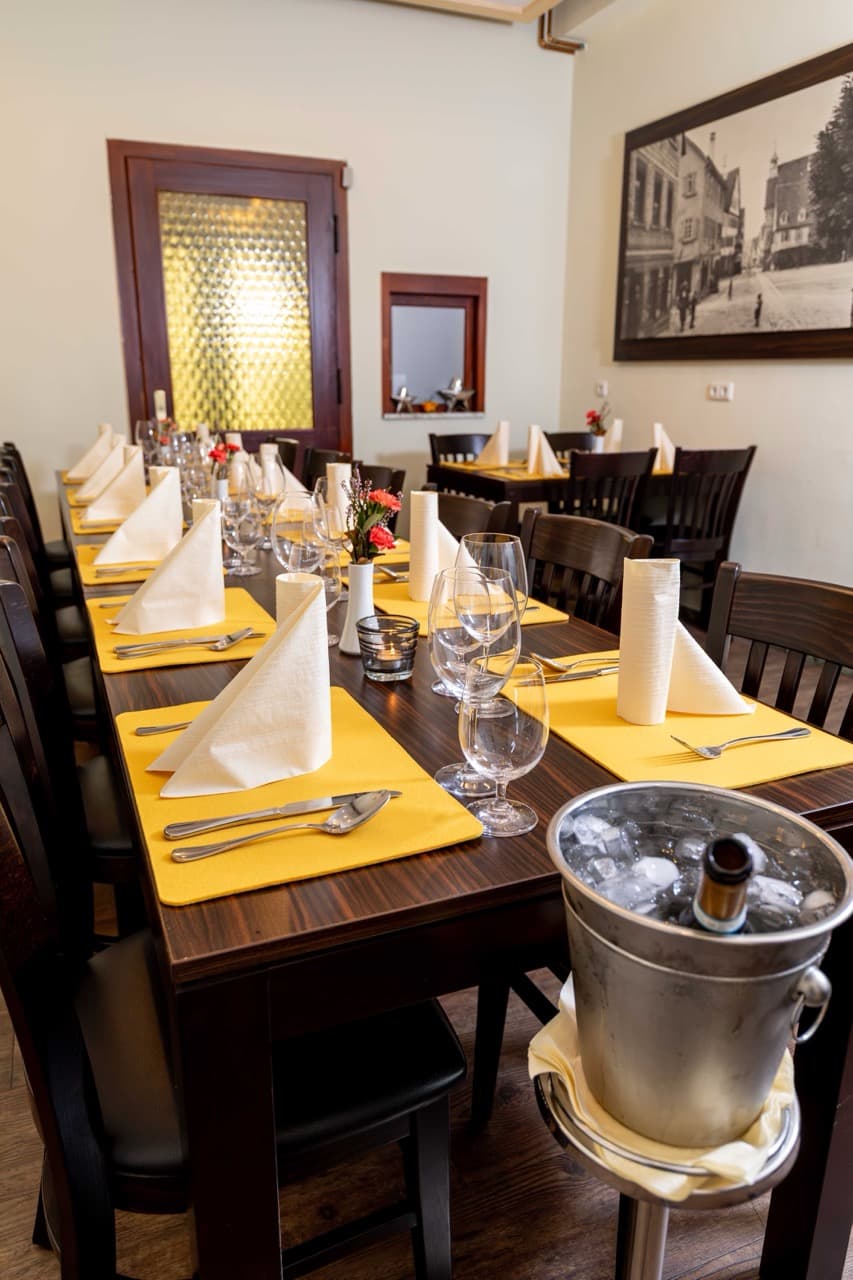 Festlich eingedeckte Tafel im Gasthaus Stern